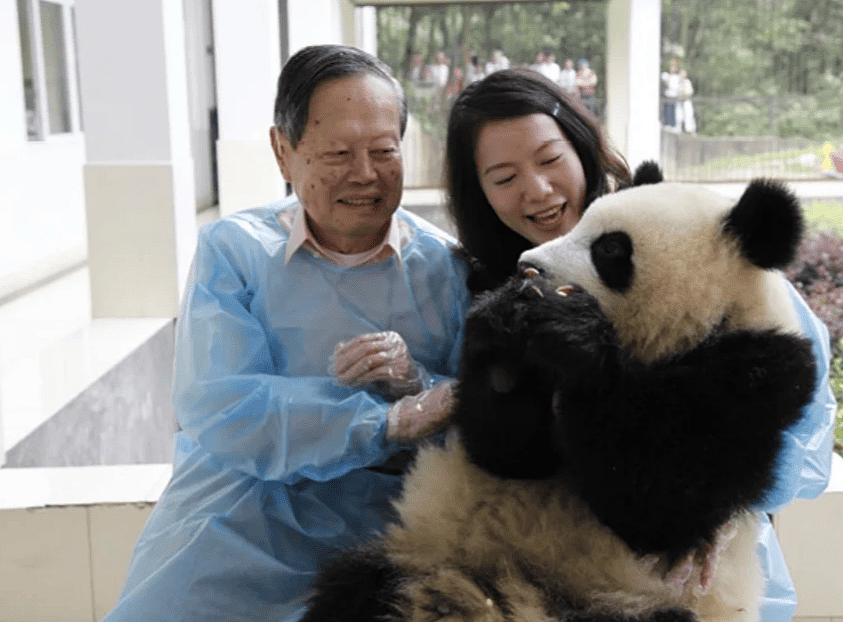 翁帆最新近况:穿35块的帆布鞋,带34箱手稿搬离旧居(组图) - 6
