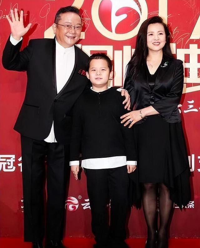 77岁的王刚:尽管我和岳母年纪相仿,但我给她尽孝依然能坦然(组图) - 1