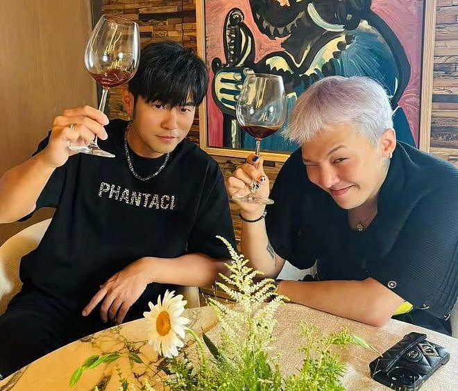 周杰伦、权志龙IP合作遭质疑!网友吐槽割韭菜,权志龙随时能解约(组图) - 1
