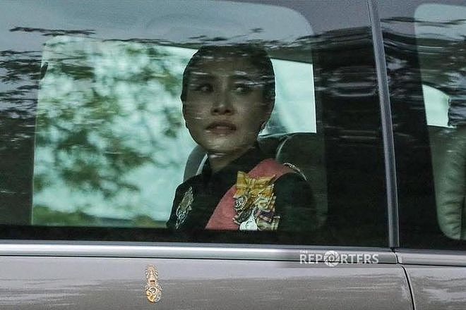 40岁泰国贵妃诗妮娜返故乡，剪掉长发很飒爽，被指暗中较劲苏提达（组图） - 4