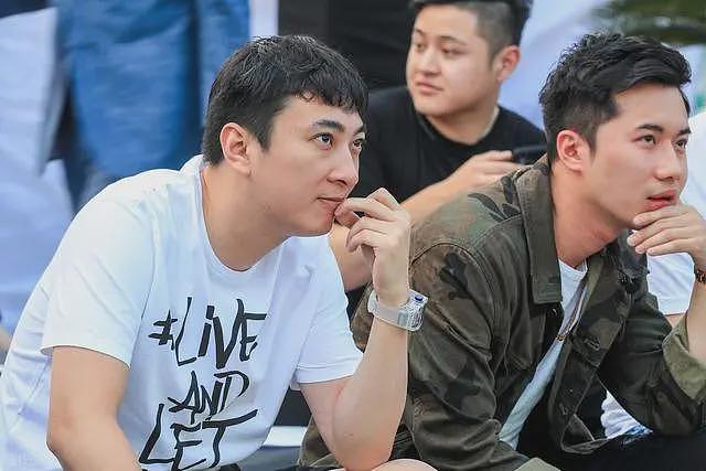 王思聪吉隆坡吃路边摊，灶台满是油污酱料洒落，新女伴穿吊带超辣（组图） - 11