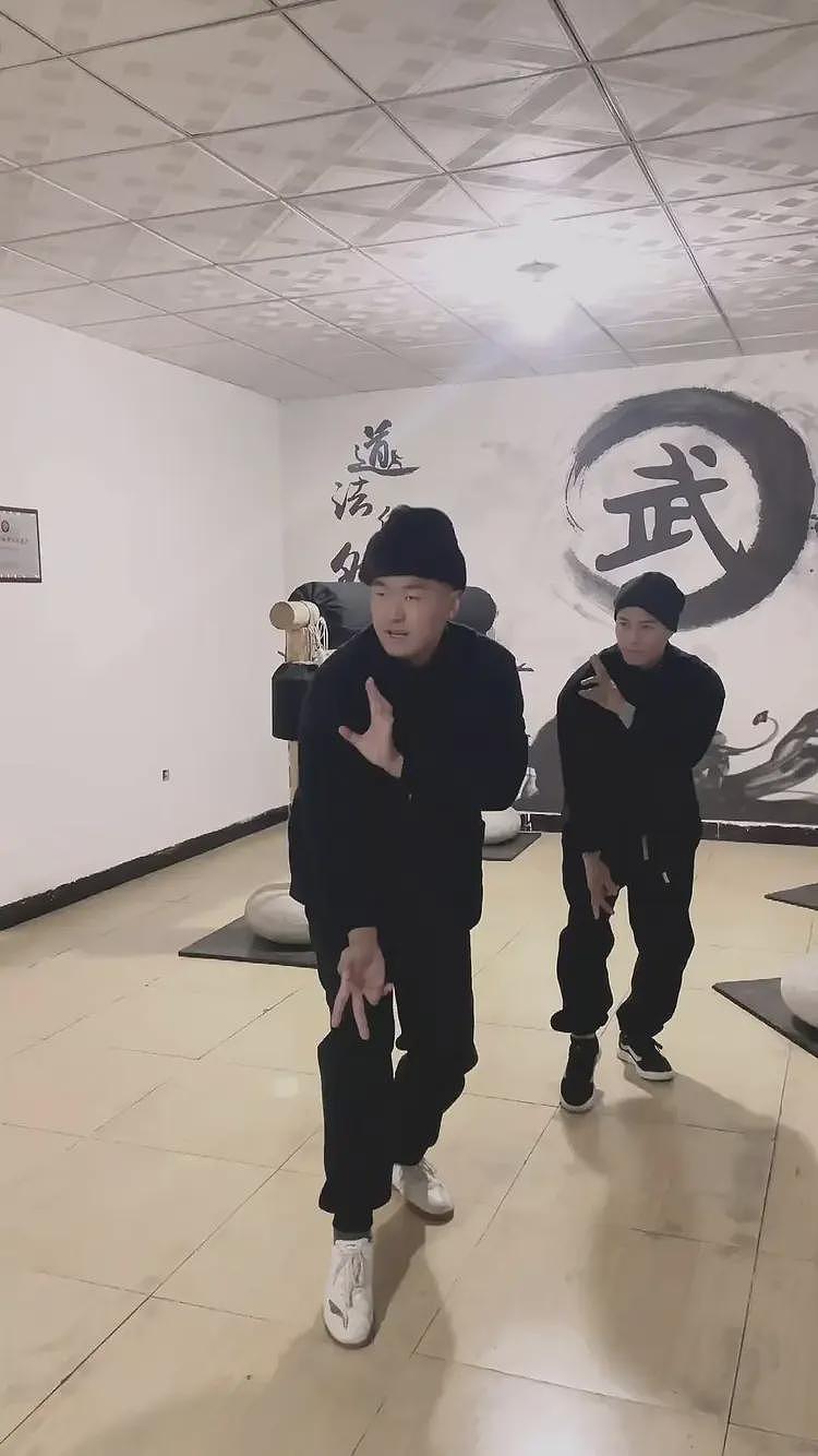 扇耳光大赛赵鸿刚多打2次仍失败,网友期待其师傅出战(视频/组图) - 3