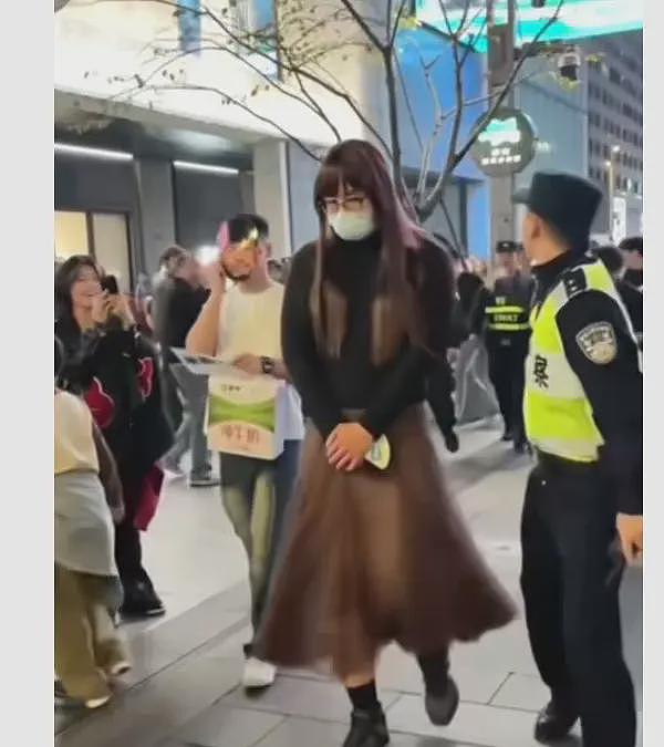 女子万圣节cosplay“南京红姐”，结果被警察带走了（组图） - 3