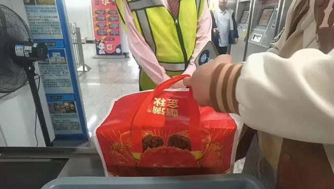 活的大闸蟹不能“坐”上海地铁?一天十几人被拦下,“建议另寻出行方式”(组图) - 1