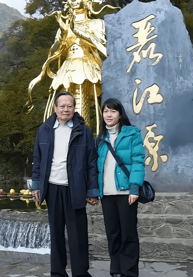 翁帆最新近况:穿35块的帆布鞋,带34箱手稿搬离旧居(组图) - 8