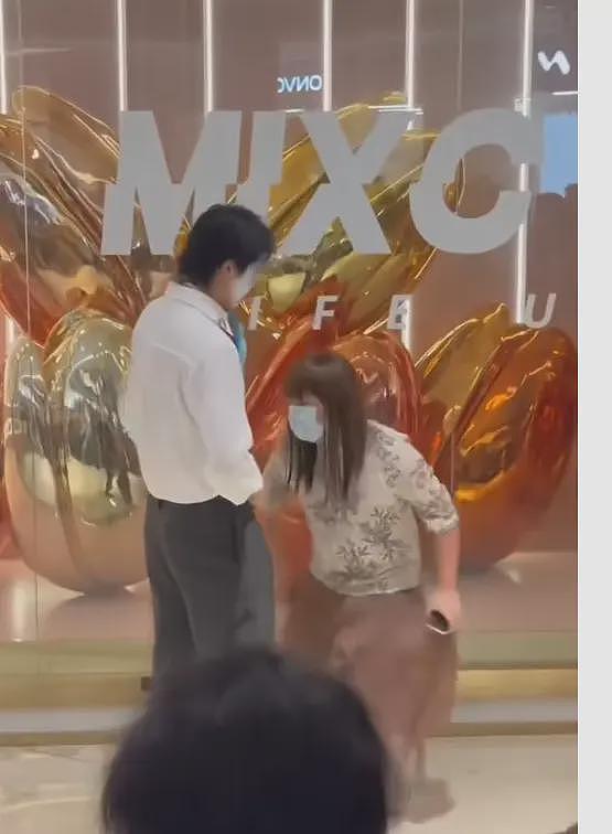 女子万圣节cosplay“南京红姐”，结果被警察带走了（组图） - 10