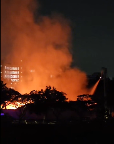 新加坡一工厂大火烧了5个小时，墙体坍塌爆炸声不断，2名消防人员不支送院（组图） - 3