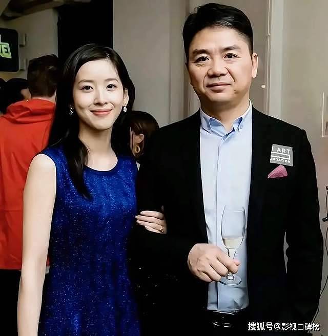 章泽天夫妻俩韩国参加会议,刘强东手拿咖啡像跟班(组图) - 15