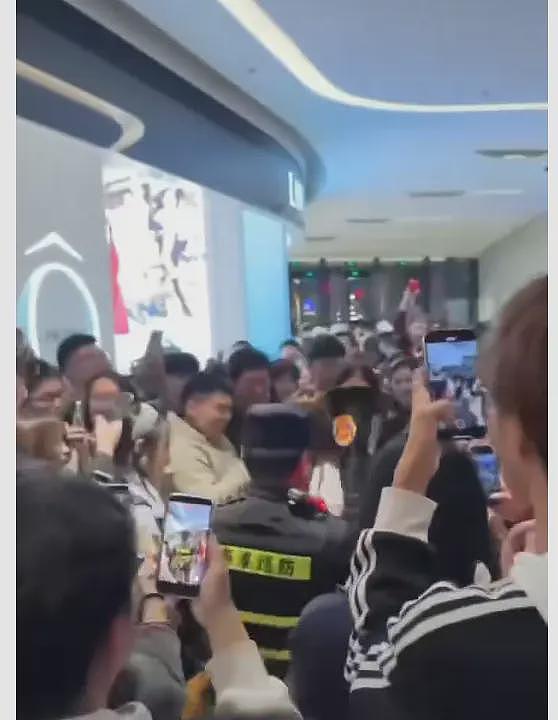 女子万圣节cosplay“南京红姐”，结果被警察带走了（组图） - 12