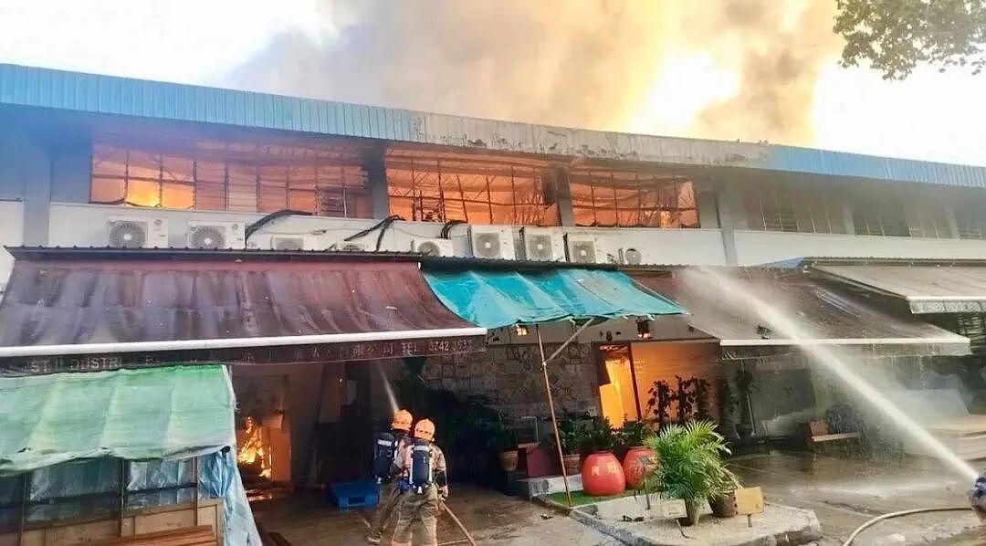 新加坡一工厂大火烧了5个小时，墙体坍塌爆炸声不断，2名消防人员不支送院（组图） - 1