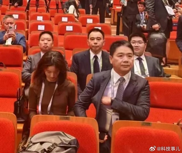 奶茶妹旁低头皱眉似犯错！刘强东从此老婆面前没自信成热搜（组图） - 3