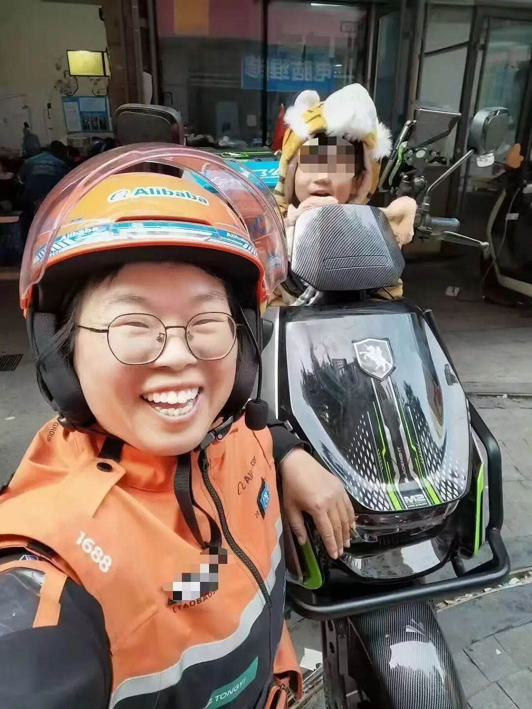 外卖箱里长大的娃:单亲父母的生死时速(组图) - 4