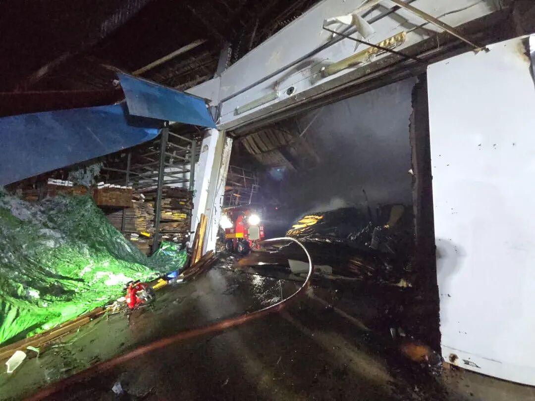 新加坡一工厂大火烧了5个小时，墙体坍塌爆炸声不断，2名消防人员不支送院（组图） - 5