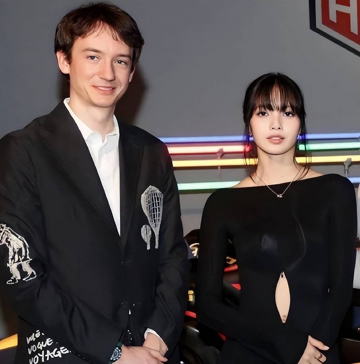 Lisa真要嫁入LV豪门了,女方首次佩戴订婚戒指(组图) - 1