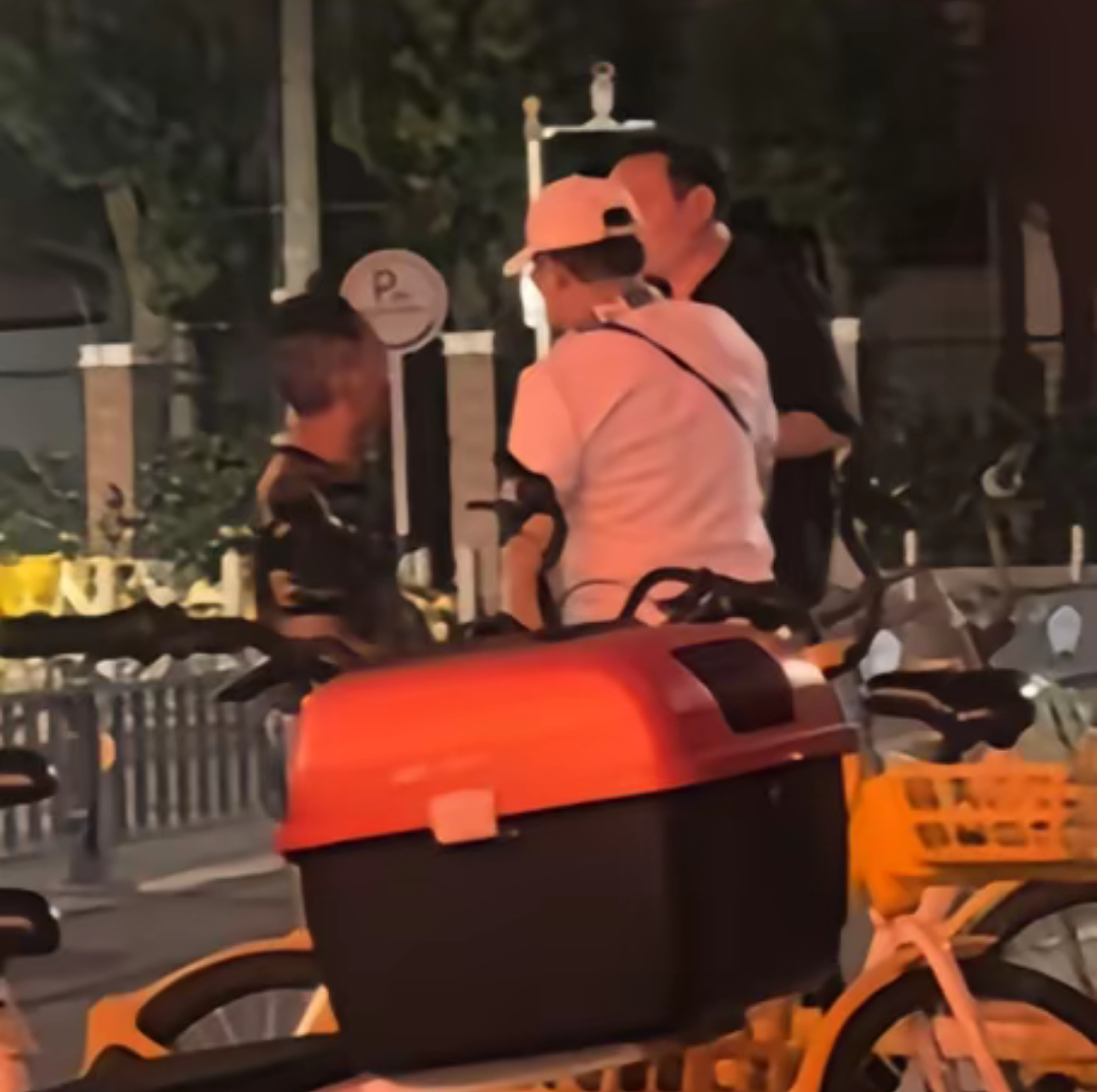 【宠物】网友头被路障卡住了拿不下来,狗子以为她和自己玩游戏…狗子开心到跳脚:到我了(组图) - 4