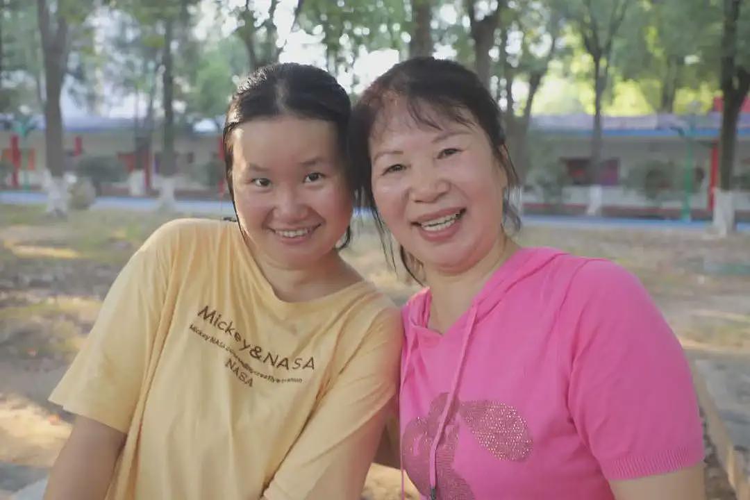 湖南妈妈跳广场舞10年“唤醒”植物人女儿:医生说舞乐能刺激神经,我就照做了(视频/组图) - 1