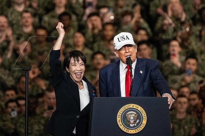 超热情外交再上演！高市APEC搭讪各国元首，滑椅子一幕掀话题（视频/组图） - 3