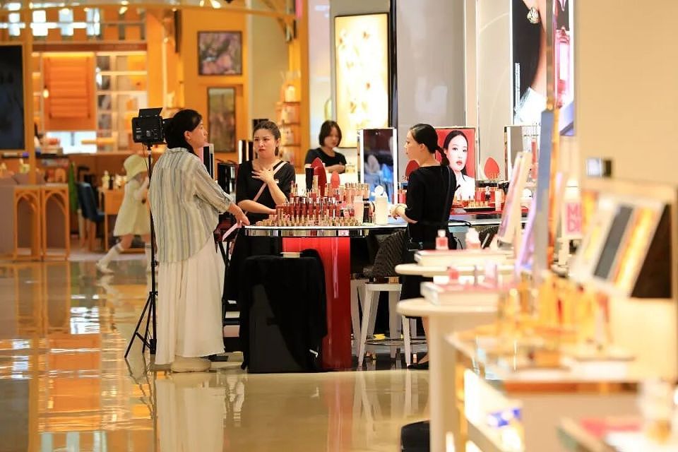 花小钱用大牌,被“大瓶美妆”背刺的年轻人,疯抢中样(组图) - 5