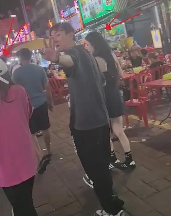 王思聪吉隆坡吃路边摊，灶台满是油污酱料洒落，新女伴穿吊带超辣（组图） - 3