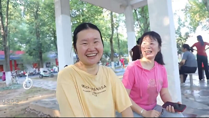 中国一妈妈跳广场舞10年“唤醒”植物人女儿(组图) - 5
