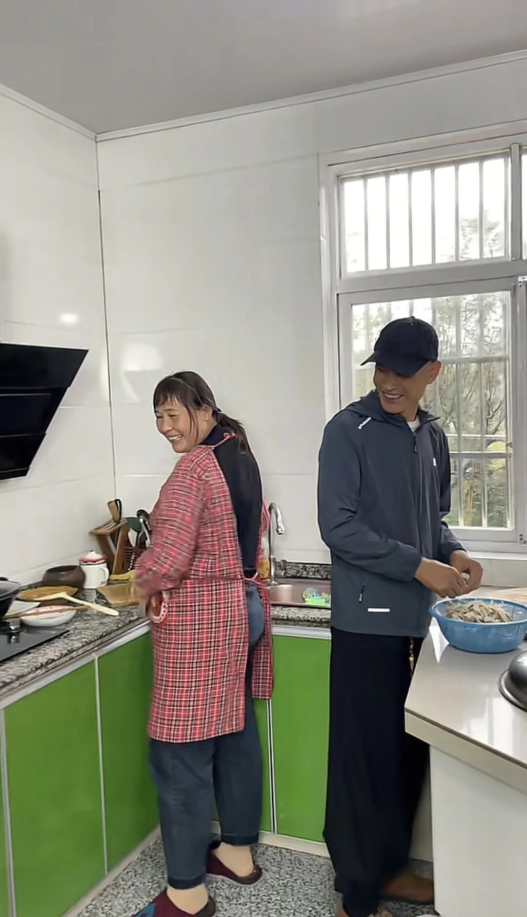 【情感】太甜了!101岁奶奶和孙子孙媳的互宠日常!孝顺就是:陪她笑闹,懂她需要(组图) - 4