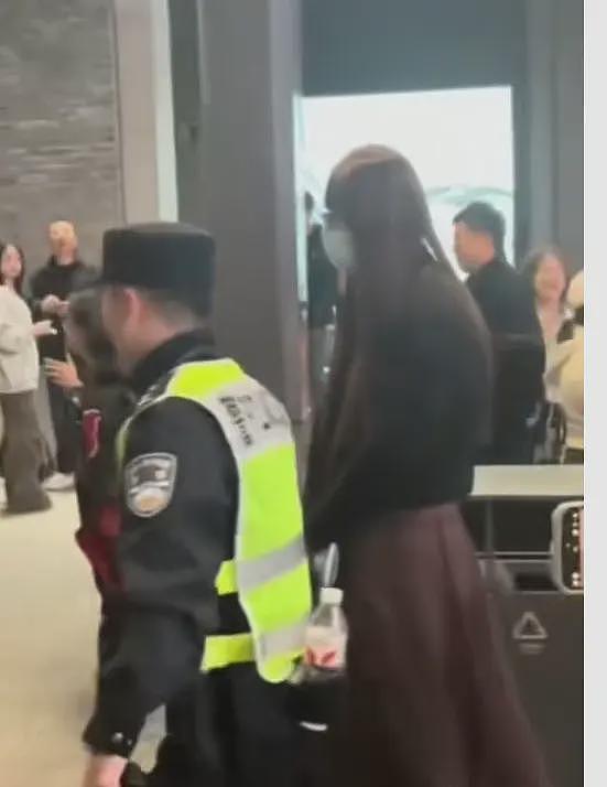 女子万圣节cosplay“南京红姐”，结果被警察带走了（组图） - 1
