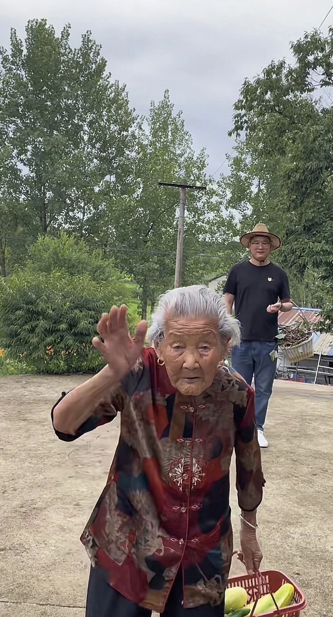 【情感】太甜了!101岁奶奶和孙子孙媳的互宠日常!孝顺就是:陪她笑闹,懂她需要(组图) - 9