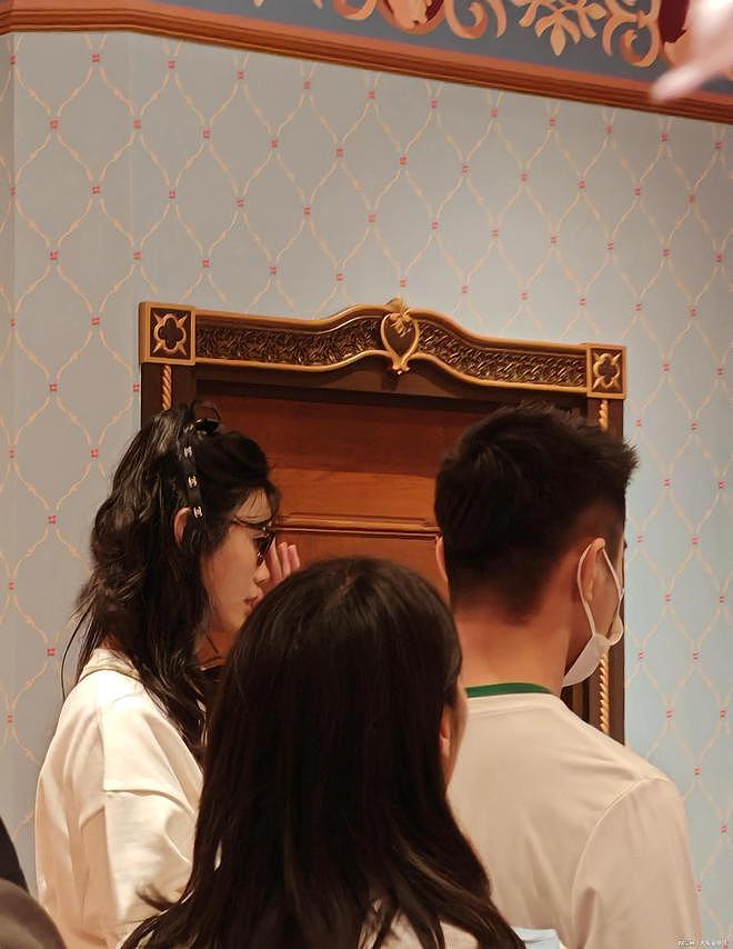 偶遇奚梦瑶带女儿逛迪士尼，母女穿亲子装好有爱，肤白腿长好养眼（组图） - 2