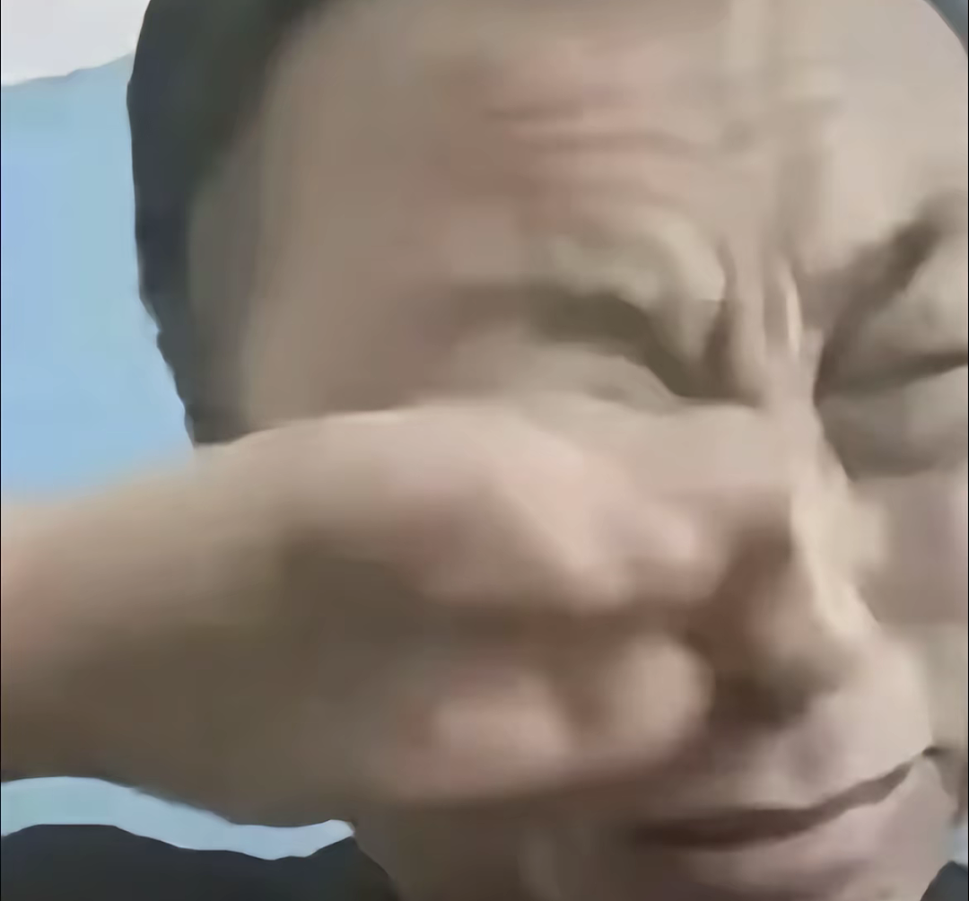 【宠物】网友头被路障卡住了拿不下来,狗子以为她和自己玩游戏…狗子开心到跳脚:到我了(组图) - 11