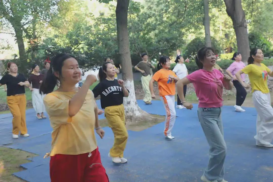 湖南妈妈跳广场舞10年“唤醒”植物人女儿:医生说舞乐能刺激神经,我就照做了(视频/组图) - 2