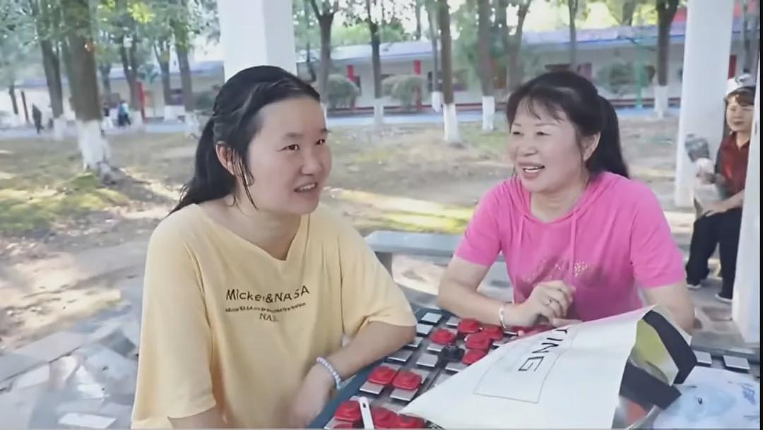 湖南妈妈跳广场舞10年“唤醒”植物人女儿:医生说舞乐能刺激神经,我就照做了(视频/组图) - 4