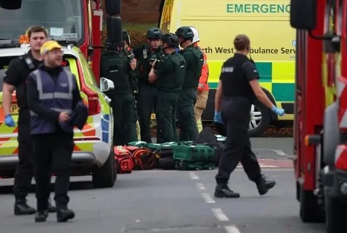 英国火车恐袭血案,10多人被捅,9人重伤!英首相:国家危机(组图) - 8