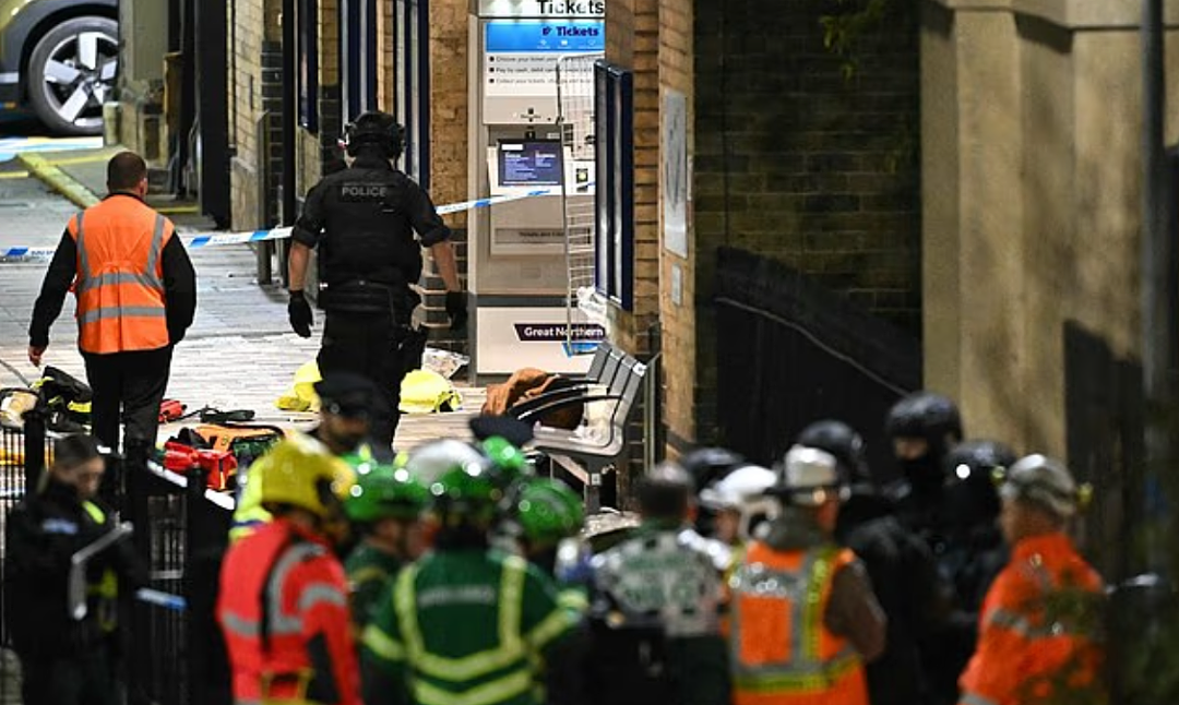 9人重伤,英国剑桥火车发生重大伤人事件!目击者:一开始以为是万圣节表演(组图) - 7