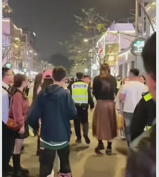女子万圣节cosplay“南京红姐”，结果被警察带走了（组图） - 4