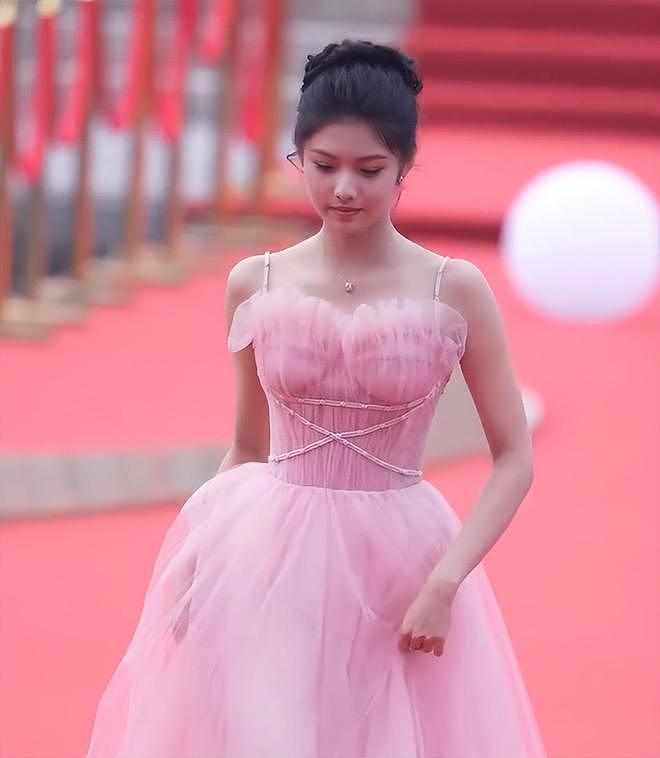 短剧女神郭宇欣让多少白幼瘦女星脸红？给你们看看啥叫珠圆玉润（组图） - 12