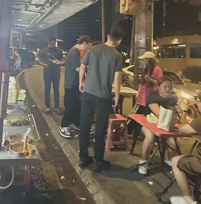 王思聪吉隆坡吃路边摊，灶台满是油污酱料洒落，新女伴穿吊带超辣（组图） - 9