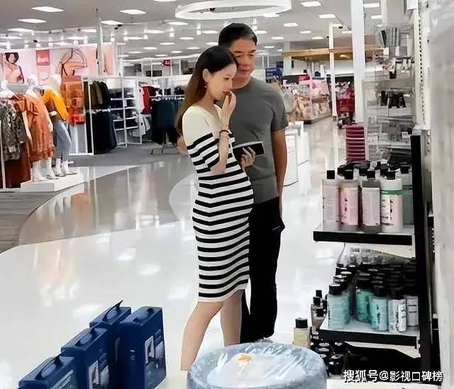 章泽天夫妻俩韩国参加会议,刘强东手拿咖啡像跟班(组图) - 11