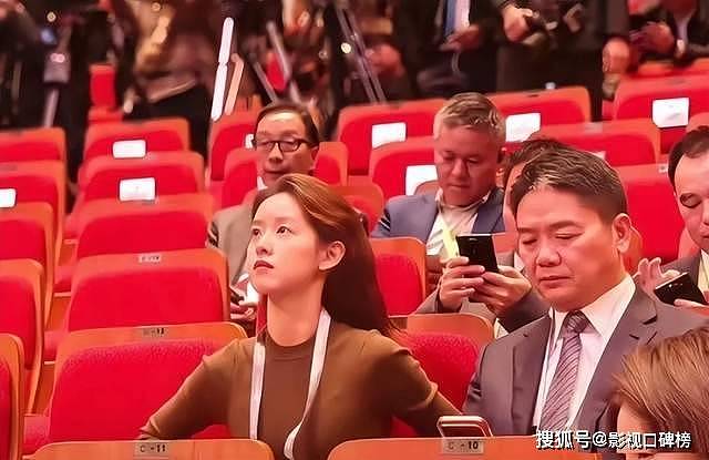 章泽天夫妻俩韩国参加会议,刘强东手拿咖啡像跟班(组图) - 1