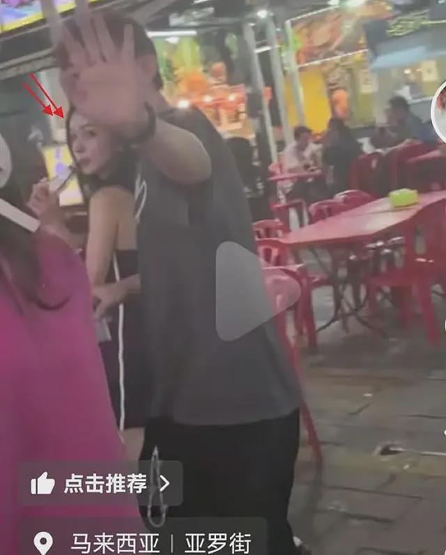 王思聪吉隆坡吃路边摊，灶台满是油污酱料洒落，新女伴穿吊带超辣（组图） - 5
