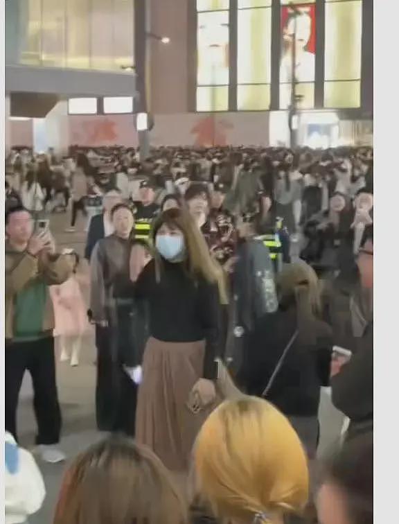 女子万圣节cosplay“南京红姐”，结果被警察带走了（组图） - 5