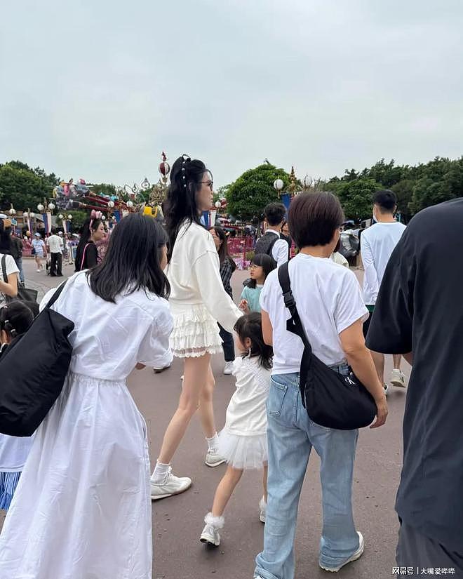 偶遇奚梦瑶带女儿逛迪士尼，母女穿亲子装好有爱，肤白腿长好养眼（组图） - 3