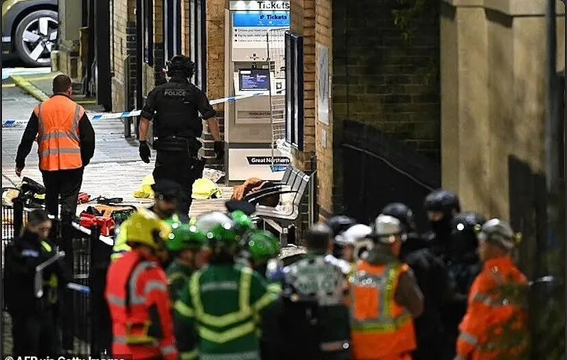 英国火车恐袭血案,10多人被捅,9人重伤!英首相:国家危机(组图) - 7