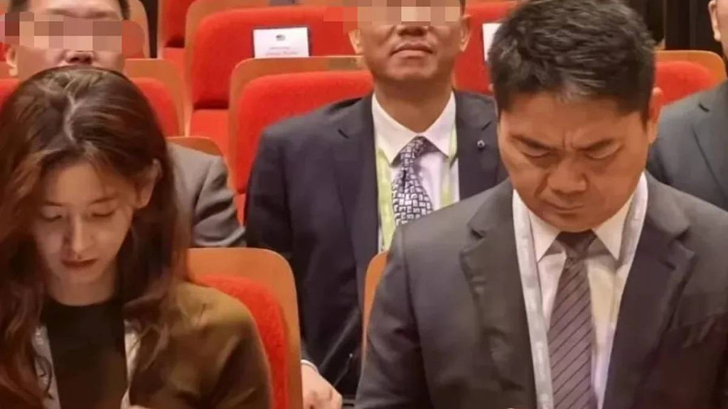 奶茶妹旁低头皱眉似犯错！刘强东从此老婆面前没自信成热搜（组图） - 1