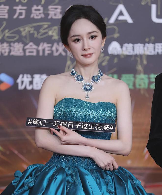 视界大会红毯尴尬瞬间!踩裙子、抢位置,太多人手忙脚乱出状况(组图) - 1