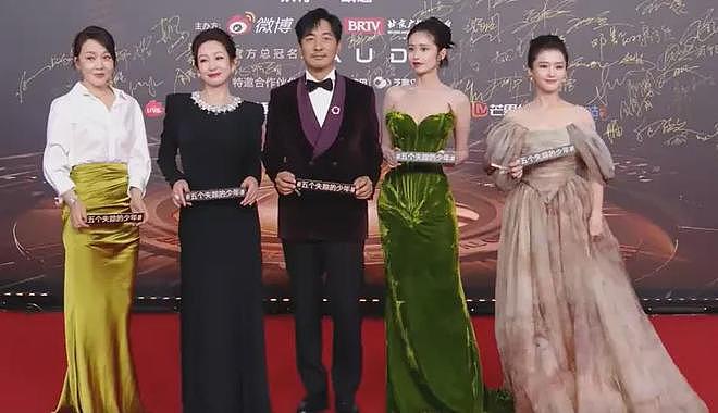 视界大会红毯尴尬瞬间!踩裙子、抢位置,太多人手忙脚乱出状况(组图) - 14