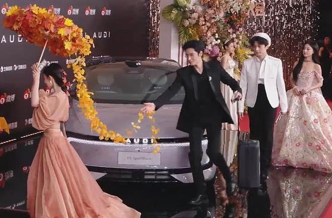 视界大会红毯尴尬瞬间!踩裙子、抢位置,太多人手忙脚乱出状况(组图) - 21