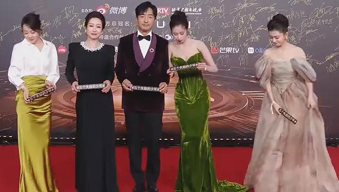 视界大会红毯尴尬瞬间!踩裙子、抢位置,太多人手忙脚乱出状况(组图) - 13