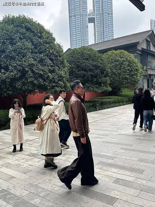 马筱梅带两个孩子在成都逛街,玥儿身高快赶上后妈(组图) - 7