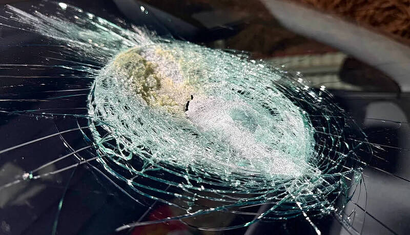 遭陨石击中?澳洲特斯拉挡风玻璃熔化,司机吓坏:还以为撞车(组图) - 1