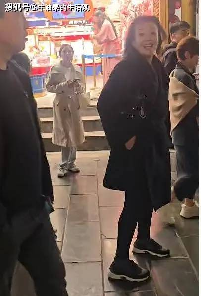 马筱梅带两个孩子在成都逛街,玥儿身高快赶上后妈(组图) - 5